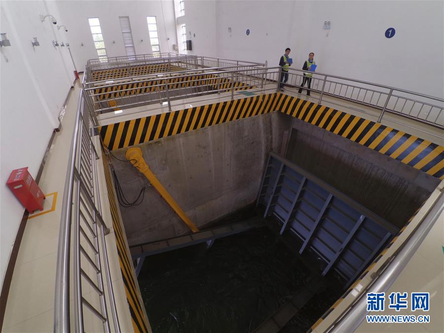 4月12日，南水北調(diào)中線干線新樂(lè)管理處工作人員在沙河北倒虹吸節(jié)制閘巡視。今年受厄爾尼諾現(xiàn)象影響，南水北調(diào)中線工程已進(jìn)入防汛準(zhǔn)備期。南水北調(diào)中線建管局全力應(yīng)對(duì)可能發(fā)生的洪災(zāi)，及時(shí)部署防汛度汛工作。中線建管局河北分局新樂(lè)管理處所轄區(qū)段長(zhǎng)約34公里，區(qū)內(nèi)有沙河等河流，是今年的重點(diǎn)防汛區(qū)域。該處提前排查防汛隱患，進(jìn)一步完善防汛預(yù)案，儲(chǔ)備防汛物資和設(shè)備，啟動(dòng)應(yīng)急值班，做好各項(xiàng)準(zhǔn)備工作。新華社記者 魯鵬 攝